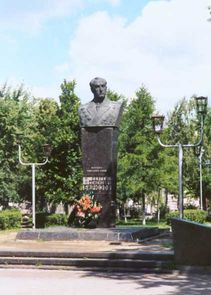 Памятник С.С.Бирюзову на родине, в г.Скопин Рязанской области.